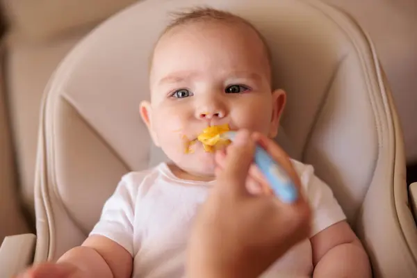 Madre Alimentación Gachas Feliz Bebé Alegre Niño Usando Cuchara Alegre —  Fotos de Stock