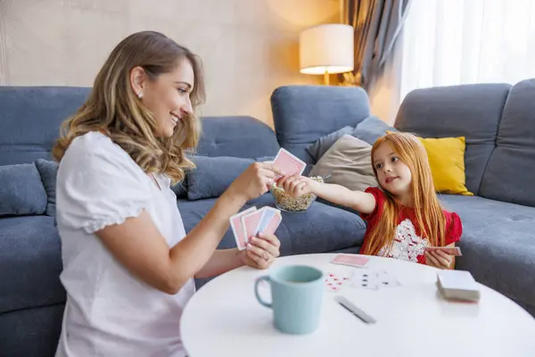 美丽的母亲和小女儿在家里玩纸牌游戏 度过了一段快乐的时光 — 图库照片