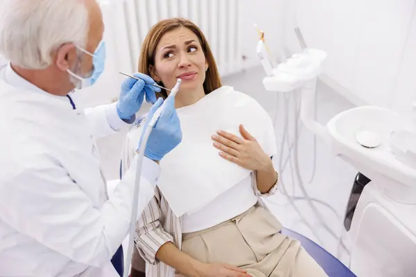 Mujer Asustada Mientras Está Sentada Silla Dental Consultorio Del Dentista Fotos de stock libres de derechos