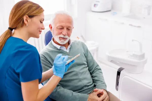 Tandläkare Visar Patienten Zirkonium Tandfasader Färg Palett Royaltyfria Stockbilder