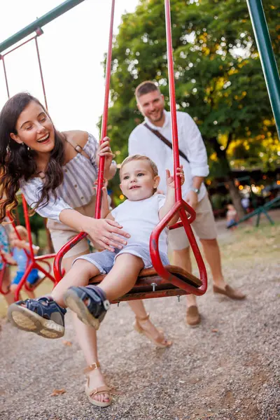 Veselá Mladá Matka Otec Baví Hrát Svým Dítětem Hřišti Parku Stock Obrázky