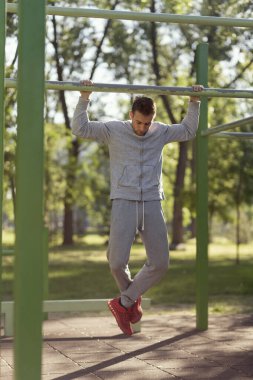 Açık havada spor yapan kaslı genç bir sporcu.