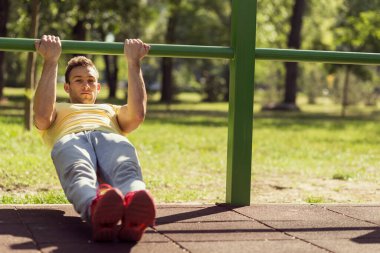 Açık havada spor yapan kaslı genç bir sporcu.