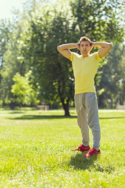 Sporcu antrenmandan önce geriniyor