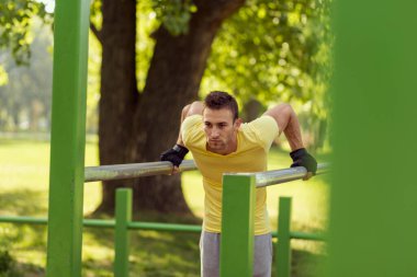 Açık havada spor yapan kaslı genç bir sporcu.