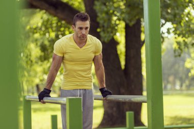 Açık havada spor yapan kaslı genç bir sporcu.