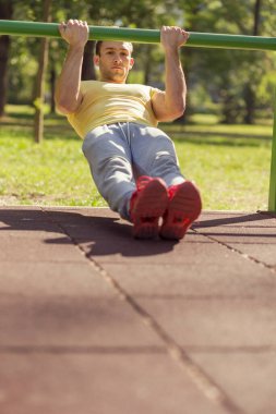 Açık havada spor yapan kaslı genç bir sporcu.