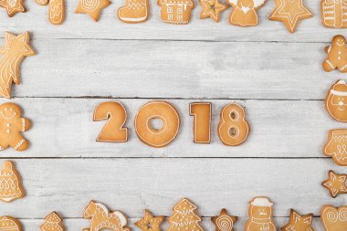 Çerçevesi 2018 numara olan güzel dekore edilmiş zencefilli kurabiyelerden yapılmış bir çerçevenin masa üstü fotoğrafı.