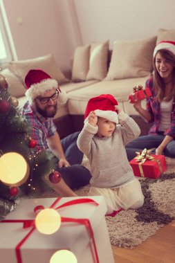 Noel sabahı genç bir aile hediye alışverişi yapıyor ve birlikte vakit geçiriyorlar. Bebeğe odaklan.