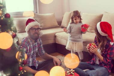 Noel sabahı genç bir aile hediye alışverişi yapıyor ve birlikte vakit geçiriyorlar. Bebeğe odaklan.