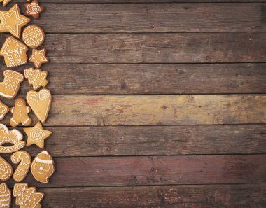 Kırsal bir masada güzel dekore edilmiş Noel kurabiyelerinin masa üstü resmi.