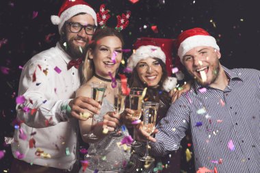 Yılbaşı partisinde dört genç gece yarısı kadeh kaldırıyor.