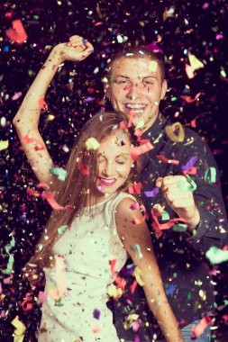 Genç çift yeni yıl partisinde dans ediyor ve eğleniyor.