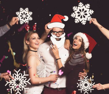 Bir grup genç arkadaş yılbaşı partisinde eğleniyor, fotoğraf çekiyorlar. 