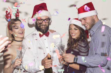 Bir grup genç arkadaş yılbaşı partisinde eğleniyor, bir şişe şampanya açıyor ve gece yarısı kadeh kaldırıyor.