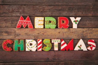 Güzel dekore edilmiş zencefilli kurabiye tablosu. Beyaz kremalı ve harf şeklinde. Mutlu Noeller.