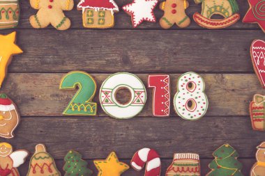 Güzel dekore edilmiş 2018 numaralı Noel kurabiyelerinden yapılmış bir çerçevenin masa üstü fotoğrafı.