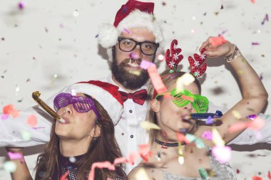 Yeni yıl partisinde dans eden ve eğlenen bir grup genç arkadaş.