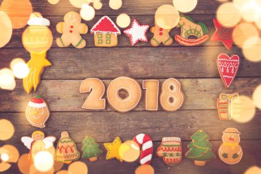 Güzel dekore edilmiş 2018 numaralı Noel kurabiyelerinden yapılmış bir çerçevenin masa üstü fotoğrafı.