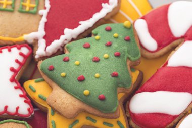 Renkli, güzel dekore edilmiş Noel kurabiyelerini tabağa koy. Seçici odak