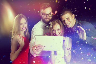 Bir grup genç arkadaş yılbaşı partisinde eğleniyor ve gece yarısı arkadaşlarıyla ve aileleriyle video görüşmesi yapıyor.