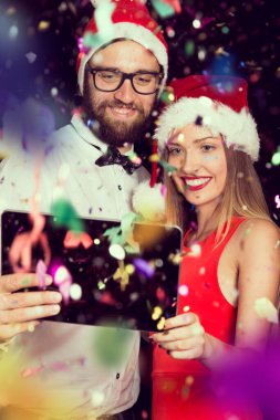 Genç çift yeni yıl partisinde eğleniyor ve gece yarısı selfie çekiyor.