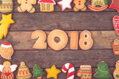 Güzel dekore edilmiş 2018 numaralı Noel kurabiyelerinden yapılmış bir çerçevenin masa üstü fotoğrafı.