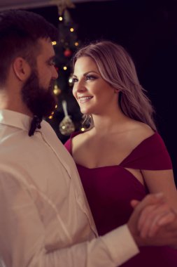 Güzel, birbirine aşık genç bir çift gece yarısı valsi yapıp dans ediyorlar.