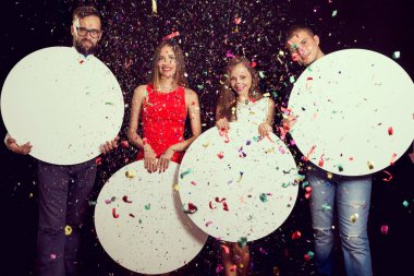 Yeni yıl arifesini kutlayan bir grup güzel genç, üzerinde 2017 rakamları yazılı dört karton daire tutuyorlar.