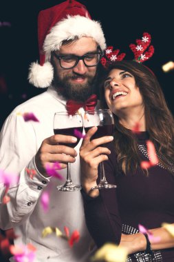 Genç ve güzel bir çift yeni yıl partisinde eğleniyorlar, ellerinde şarap kadehleri ve gece yarısı kadeh kaldırıyorlar.