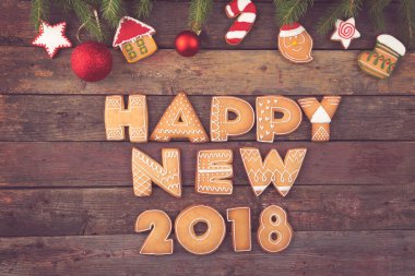 Noel süsleri ve köknar ağacı dallarıyla süslenmiş, harf şeklinde güzel dekore edilmiş Noel kurabiyeleri. Mutlu 2018 'ler.