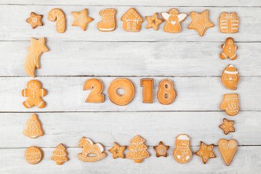 Çerçevesi 2018 numara olan güzel dekore edilmiş zencefilli kurabiyelerden yapılmış bir çerçevenin masa üstü fotoğrafı.