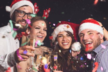 Yılbaşı partisinde dört genç gece yarısı kadeh kaldırıyor.