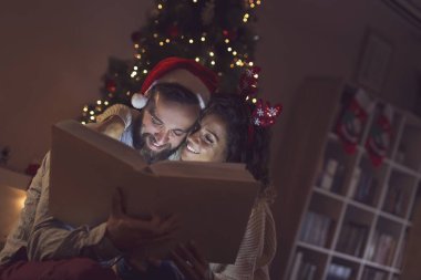 Birbirine aşık çiftler, Noel gecesi eski bir fotoğraf albümüne bakarak kış tatilinin tadını çıkarıyorlar.