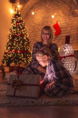 Güzel anne ve kız Noel arifesini evde geçirirken eğleniyorlar. Sihirli, pırıl pırıl bir Noel hediyesi açıyorlar.