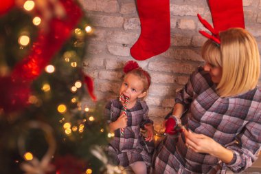 Noel arifesinde Noel Baba 'yı beklerken güzel bir anne ve kızın Noel ağacını süslemesi çok güzel bir manzara.