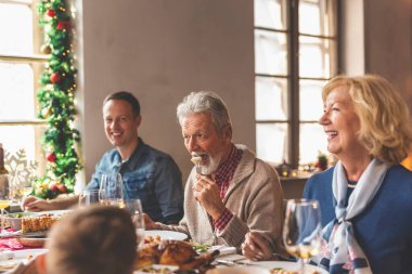 Mutlu aile Noel 'i kutluyor, evde yemek yiyor ve birlikte vakit geçiriyorlar.