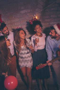 Bir grup arkadaş gece yarısı geri sayımından sonra yeni yıl partisinde eğleniyor gitar çalıyor, şarkı söylüyor, dans ediyor ve şampanya içiyor.