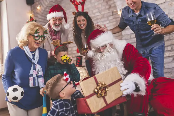 Mutlu aile Noel 'i evde kutluyor, Noel Baba' yla hediyeleri açarken eğleniyor.