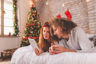 Birbirine aşık olan bir çift, Coronavirus salgınının yol açtığı sosyal mesafe ölçümleri nedeniyle Noel sabahı arkadaşları ve ailesiyle görüntülü görüşme yapıyor.