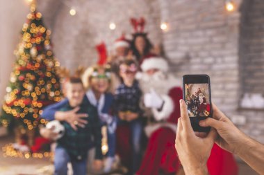 Büyük mutlu bir aile Noel 'i hep birlikte evde geçirir, güzelce süslenmiş Noel ağacının etrafında toplanır, Noel Baba' yla fotoğraf çekerken eğlenir.