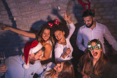 Yeni yıl partisinde bir grup arkadaş gece yarısı geri sayımından sonra eğleniyor, şarkı söylüyor, dans ediyor ve şampanya içiyor.