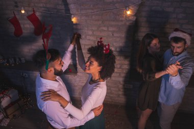 Gece yarısı geri sayımından sonra yeni yıl partisinde dans eden iki güzel çiftin yüksek açılı görüntüsü.