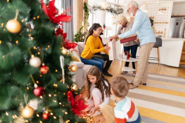 Mutlu çok nesilli aile Noel için evde toplandı, evde Noel 'i kutluyor, hediyeleri değiş tokuş ediyor ve açıyorlar.