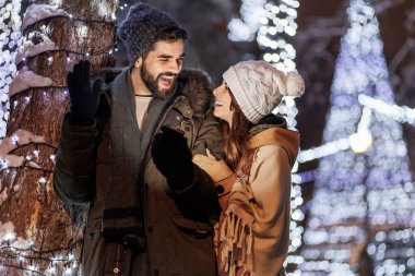 Güzel, genç bir çift arkadaşlarıyla video görüşmesi yapıyor. Yılbaşı gecesini arka planda bir sürü yılbaşı ışıklarıyla kutlarken akıllı telefonlar kullanıyorlar.