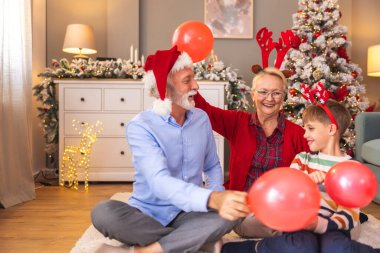 Büyükannem ve büyükbabam Noel günü torunumla evde oynayıp, balon üfleyip, fırlatırken eğleniyorlardı.