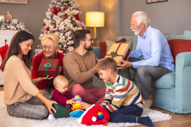 Mutlu çok nesilli aile Noel günü evde toplandı, Noel hediyelerini değiş tokuş ettiler ve kış tatilinde birlikte vakit geçirmenin keyfini çıkardılar.