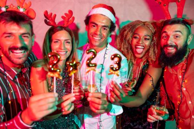 Bir grup neşeli genç arkadaş yeni yıl partisinde eğleniyor. Gece yarısı geri sayımında şarkı söylüyor ve dans ediyor.