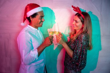 Yeni yıl partisinde şarkı söyleyip, dans edip, şampanya içen çiftler geceyarısı geri sayımında