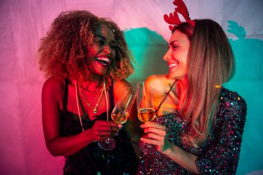 Yılbaşı partisinde eğlenen kadınlar şarkı söyler, dans eder, kadeh kaldırır ve gece yarısı şampanya içerler.